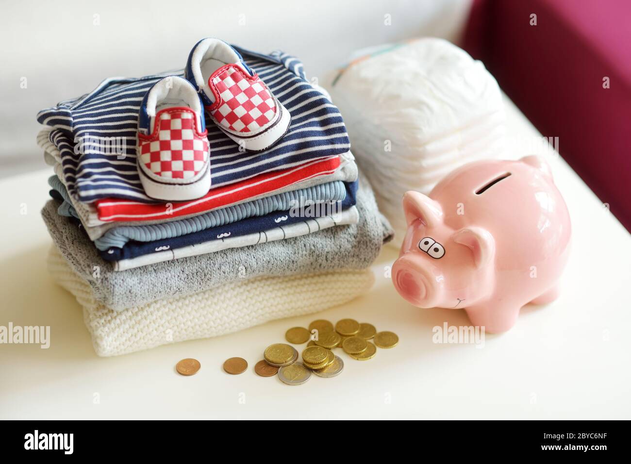 Un Tas De Vetements Pour Bebe Des Couches Jetables Et Une Banque De Pigeons Concept Des Depenses Parentales Travailler Un Budget Bebe Economiser De L Argent Lors De La Planification D Un N Photo Un Tas De Vetements Pour Bebe Des Couches Jetables Et Une Banque De Pigeons Concept Des Depenses Parentales Travailler Un Budget Bebe Economiser De L Argent Lors De La Planification D Un N Photo