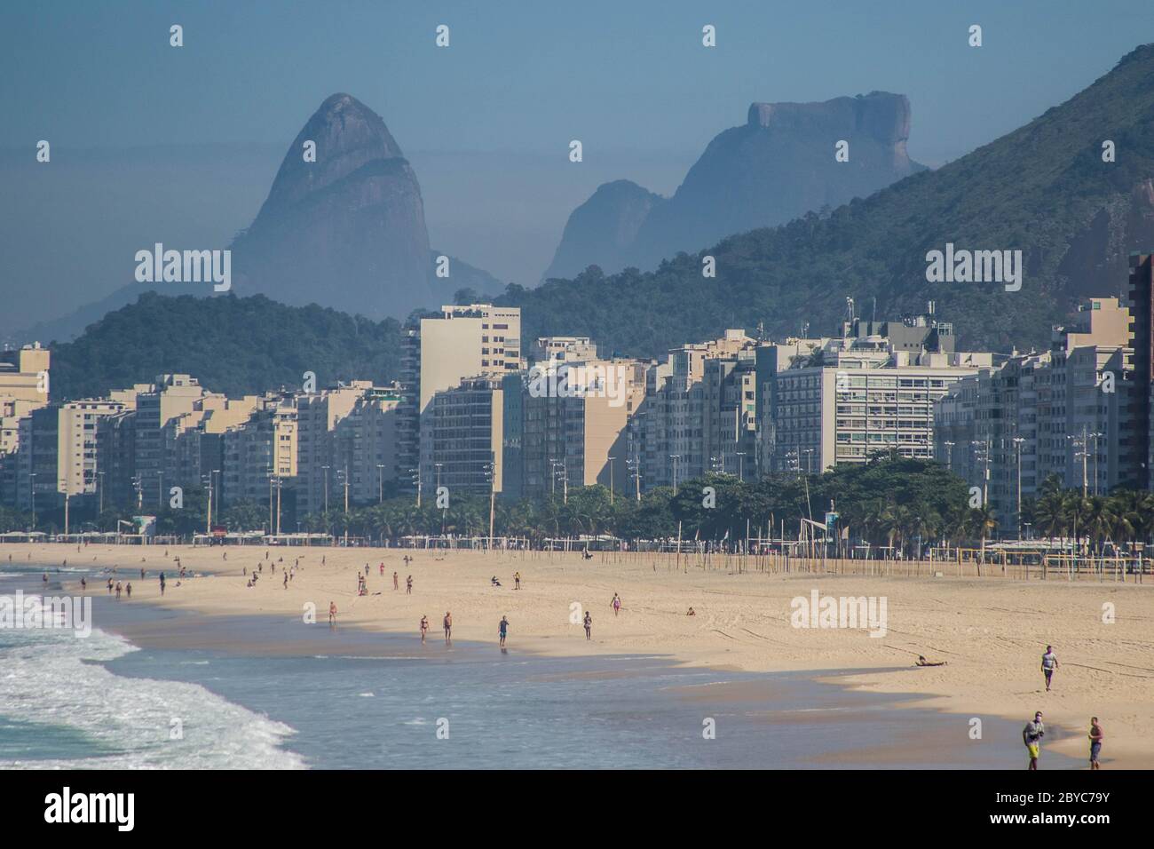 9 juin 2020 : RIO DE JANEIRO, BRÉSIL 9 juin, 2020 mouvement CORONAVÃRUS en bordure du côté sud de la ville après que l'État et la municipalité de Rio de Janeiro ont infirgé une injonction qui a suspendu une partie des décrets sur l'assouplissement des règles d'isolement social adoptées pour empêcher la propagation du coronavirus. L'injonction interdit le retour à des activités sportives de plein air individuelles et à des visites de lieux touristiques. Crédit : Ellan Lustosa/ZUMA Wire/Alay Live News Banque D'Images