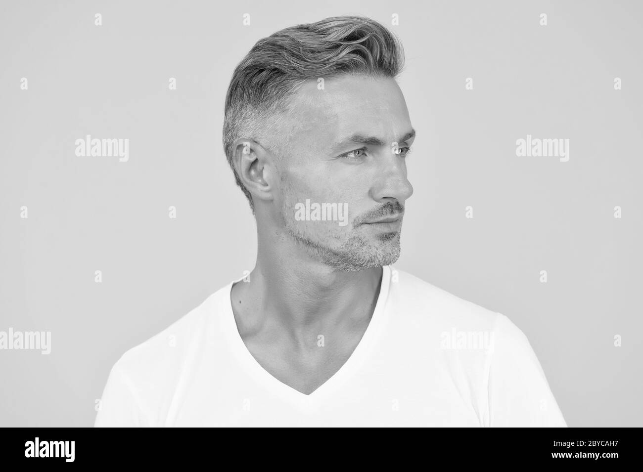 Concept de salon de coiffure. Salon de coiffure et salon de coiffure. Prenez le vieillissement avec respect. Homme mûr bon look modèle. Shampooing pour cheveux argentés. Cheveux Grizzle. Traiter les racines grises. Cheveux bien entretenus pour le visage de l'homme. Banque D'Images Concept de salon de coiffure. Salon de coiffure et salon de coiffure. Prenez le vieillissement avec respect. Homme mûr bon look modèle. Shampooing pour cheveux argentés. Cheveux Grizzle. Traiter les racines grises. Cheveux bien entretenus pour le visage de l'homme. Banque D'Images