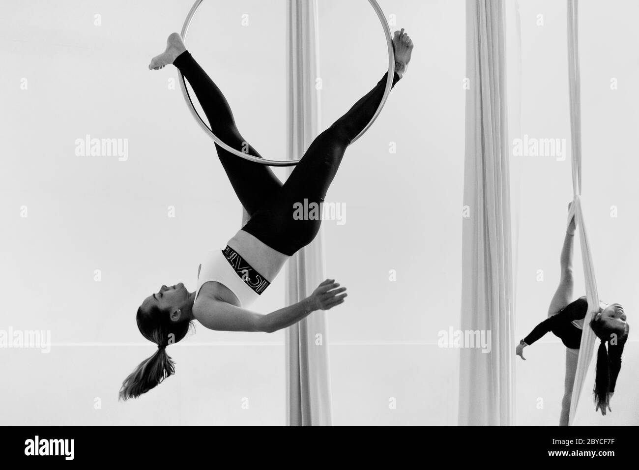 Les danseurs colombiens jouent un duo, sur des silks aériens et sur des canulars aériens, lors d'une séance d'entraînement dans une salle de sport à Medellín, Colombie. Banque D'Images