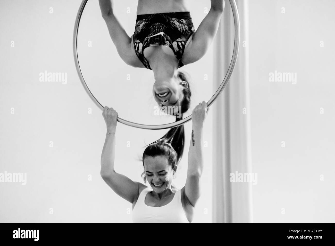 Les danseurs colombiens jouent un duo sur le canulars aérien lors d'une séance d'entraînement dans une salle de gym à Medellín, Colombie. Banque D'Images