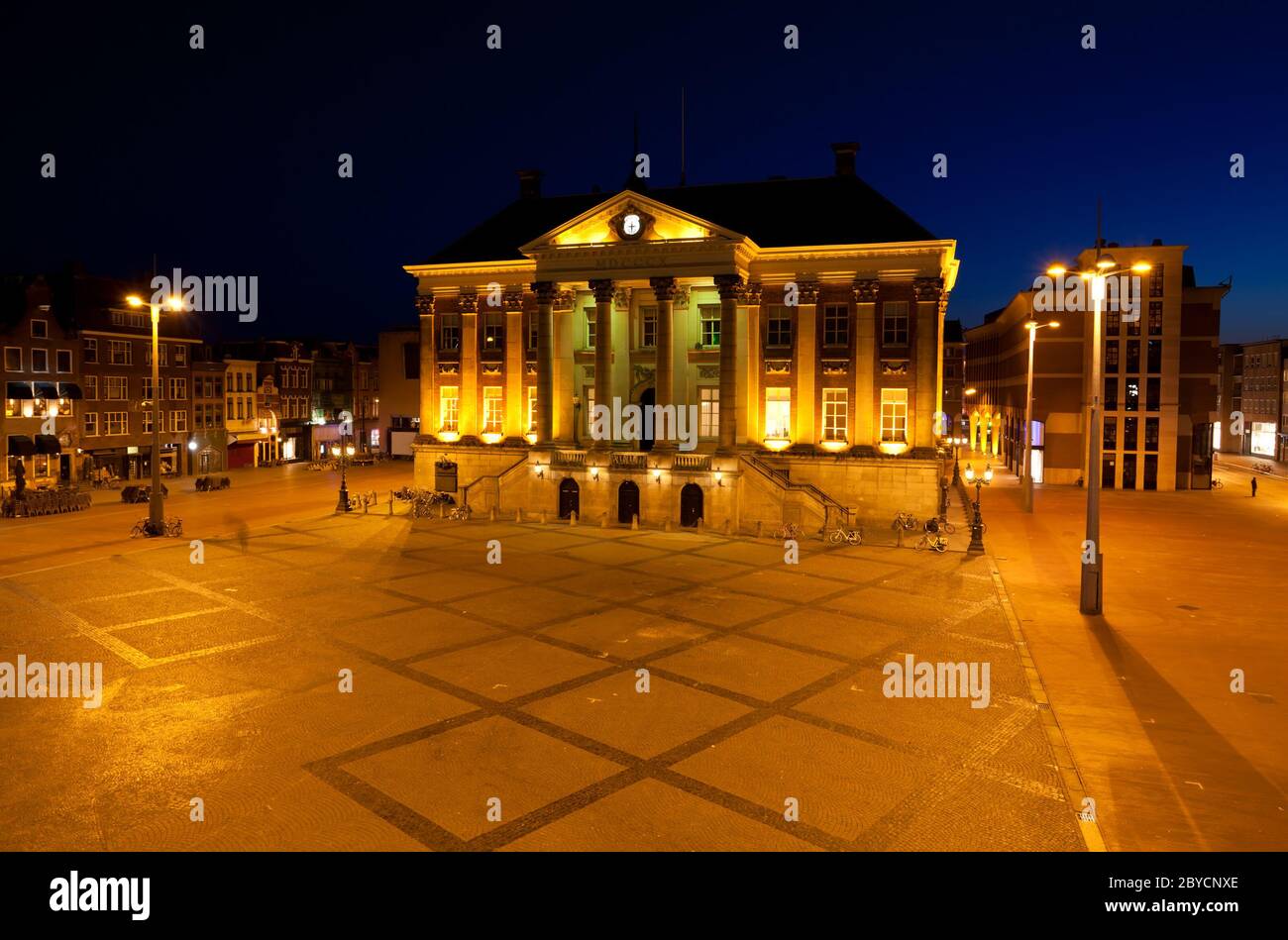 Hôtel de ville de Groningen la nuit Banque D'Images