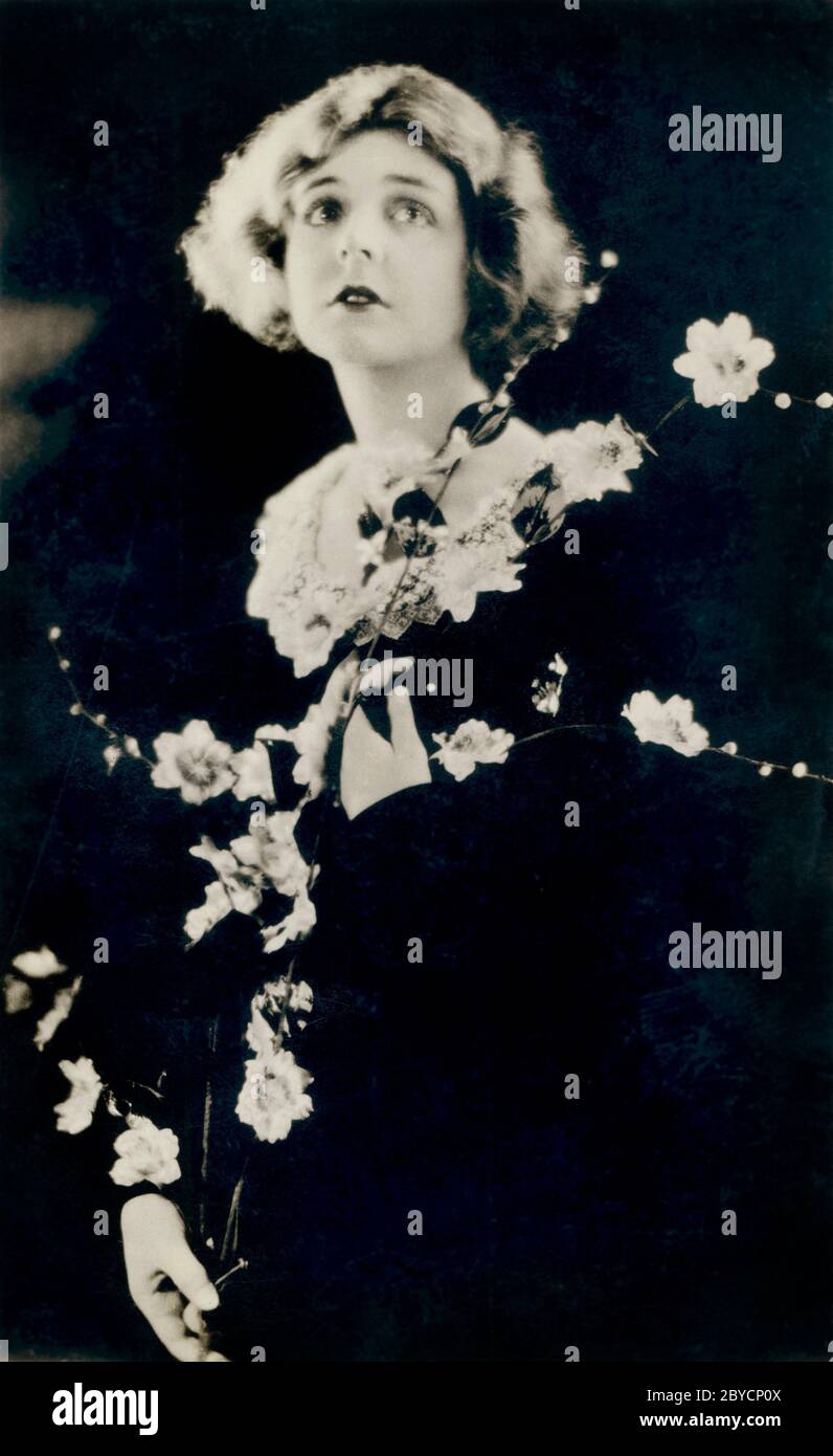 Enid Bennett, actrice australienne du film silencieux, demi-longueur Publicity Portrait, fin des années 1910 Banque D'Images