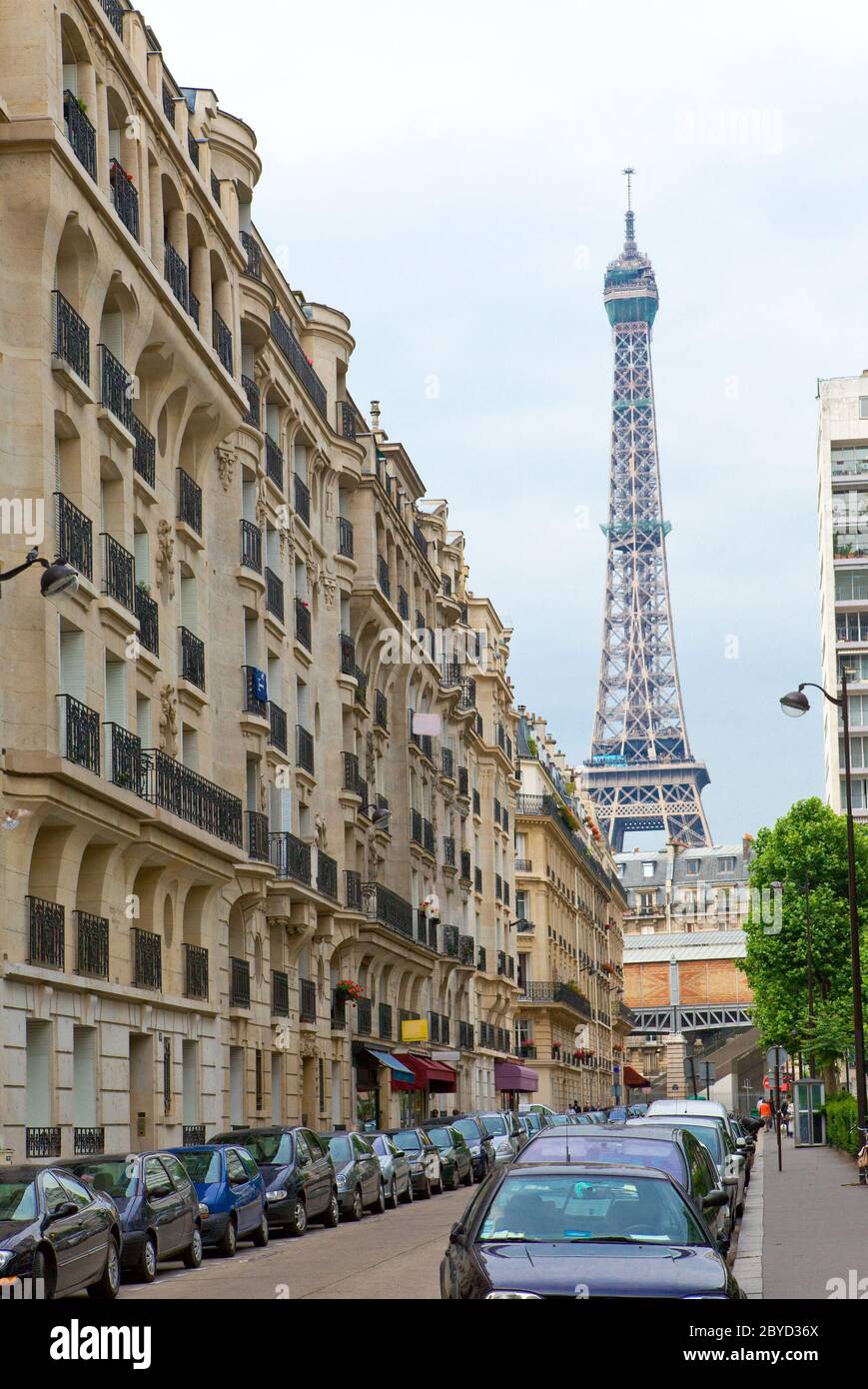 Paris. Rue avec voitures garées. Banque D'Images