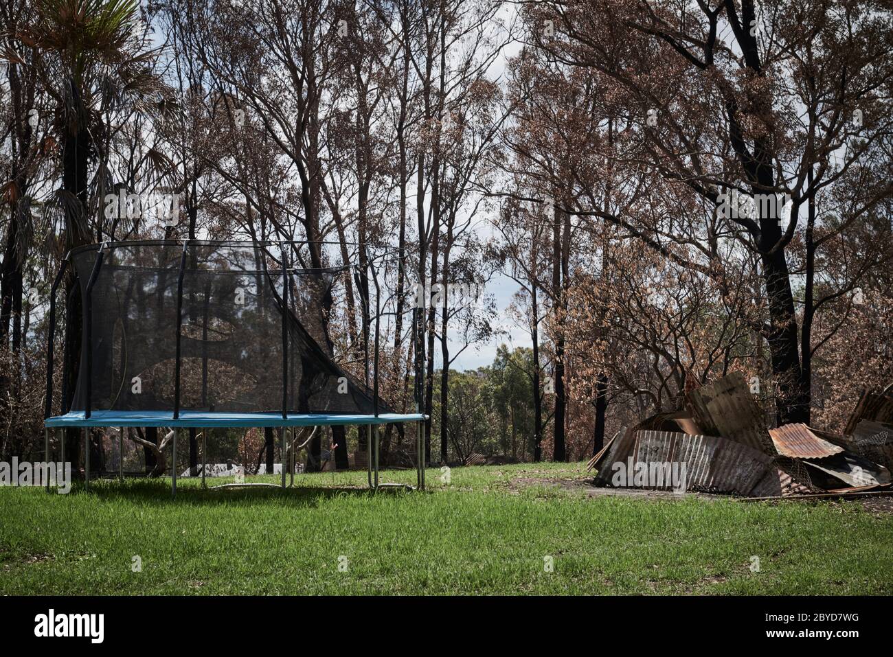 Les restes d'un trampoline sur une propriété détruite par les feux de brousse à Sarsfield, Victoria Australie Banque D'Images