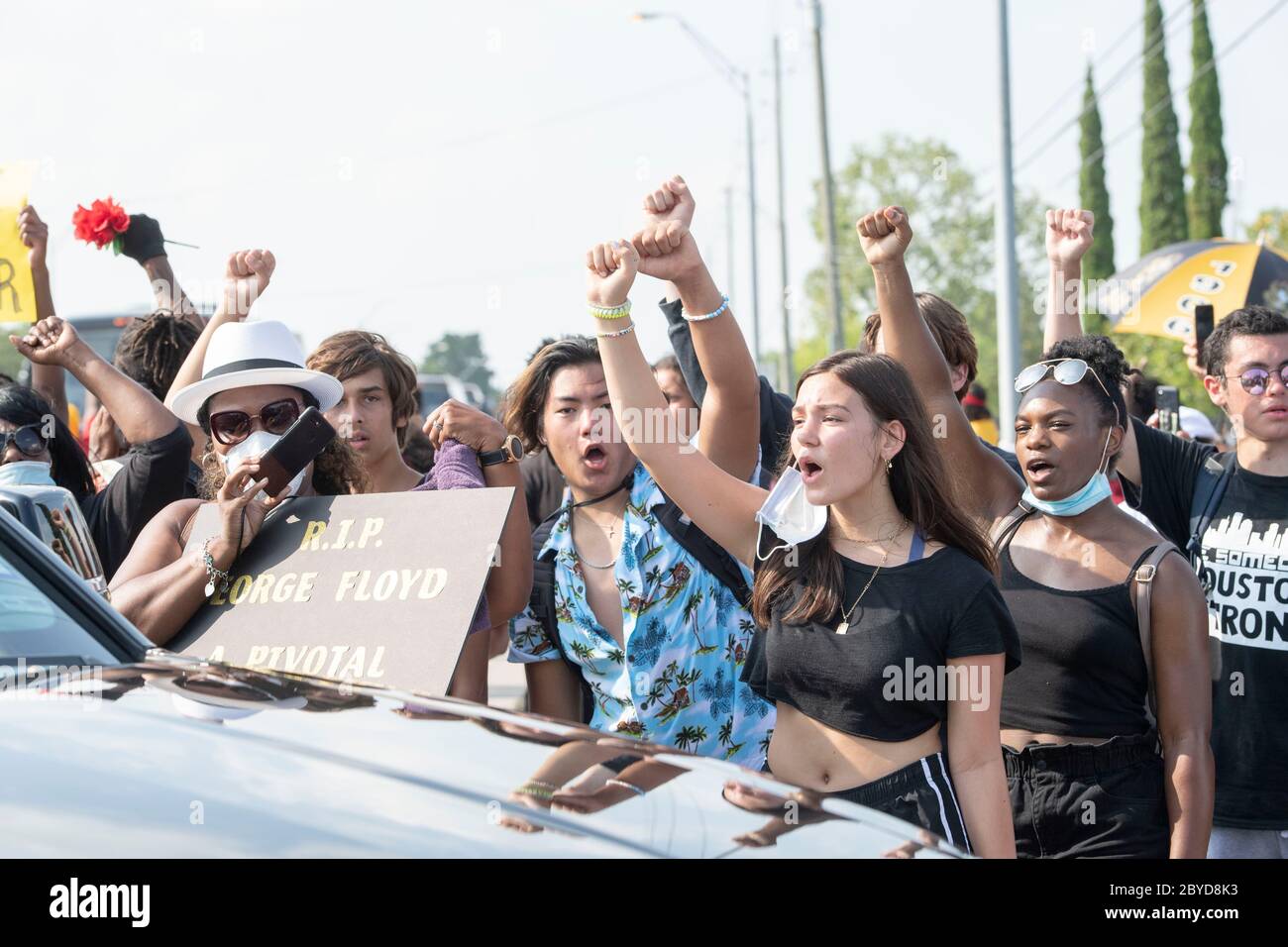 Les manifestants qui se trouvent sur le chemin du cortège funéraire de George Floyd se rallient à leurs respects avec des poings levés et des chants brutalistes anti-policiers. La mort de Floyd, qui a été tué par un policier blanc fin mai, a provoqué des manifestations dans le monde entier contre le racisme et la brutalité policière. Banque D'Images