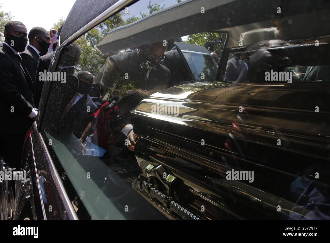 Houston, États-Unis. 9 juin 2020. Le cercueil de George Floyd est placé dans un foyer d'un cimetière de Houston, Texas, États-Unis, le 9 juin 2020. Les funérailles de l'Afro-américain George Floyd ont eu lieu mardi dans la ville de Houston, dans le sud des États-Unis, où il a été élevé et passé la majeure partie de sa vie, deux semaines après sa mort tragique en garde à vue à Minneapolis. Crédit : Chengyue Lao/Xinhua/Alay Live News Banque D'Images