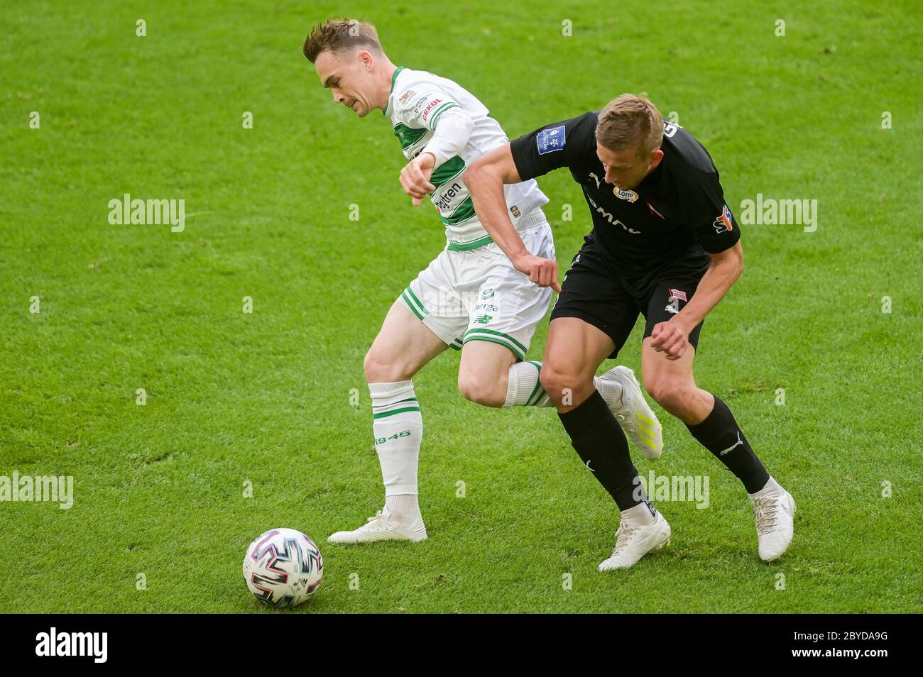 Maciej Gajos de Lechia (L) et Janusz Gol de Cracovie (R) sont vus en action pendant le match polonais Ekstraklasa entre Lechia Gdansk et Cracovie au stade Energa.(score final; Lechia Gdansk 1:3 Cracovie) Banque D'Images