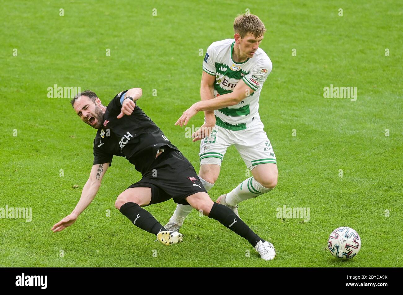 Rafael Lopes de Cracovie (L) et Michal Nalepa de Lechia (R) sont vus en action pendant le match polonais Ekstraklasa entre Lechia Gdansk et Cracovie au stade Energa.(score final; Lechia Gdansk 1:3 Cracovie) Banque D'Images