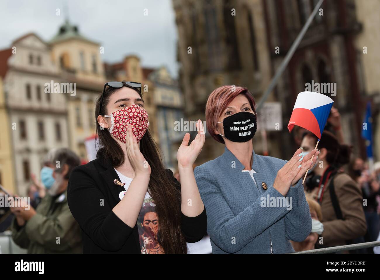 Quelques femmes applaudissent les orateurs pendant la manifestation.l'Association milion Chvilek pro demokracii (million de moments pour la démocratie) a organisé une des 150 manifestations contre le gouvernement et le Premier ministre tchèques Andrej Babis à Prague sur la place Staromestske. Banque D'Images