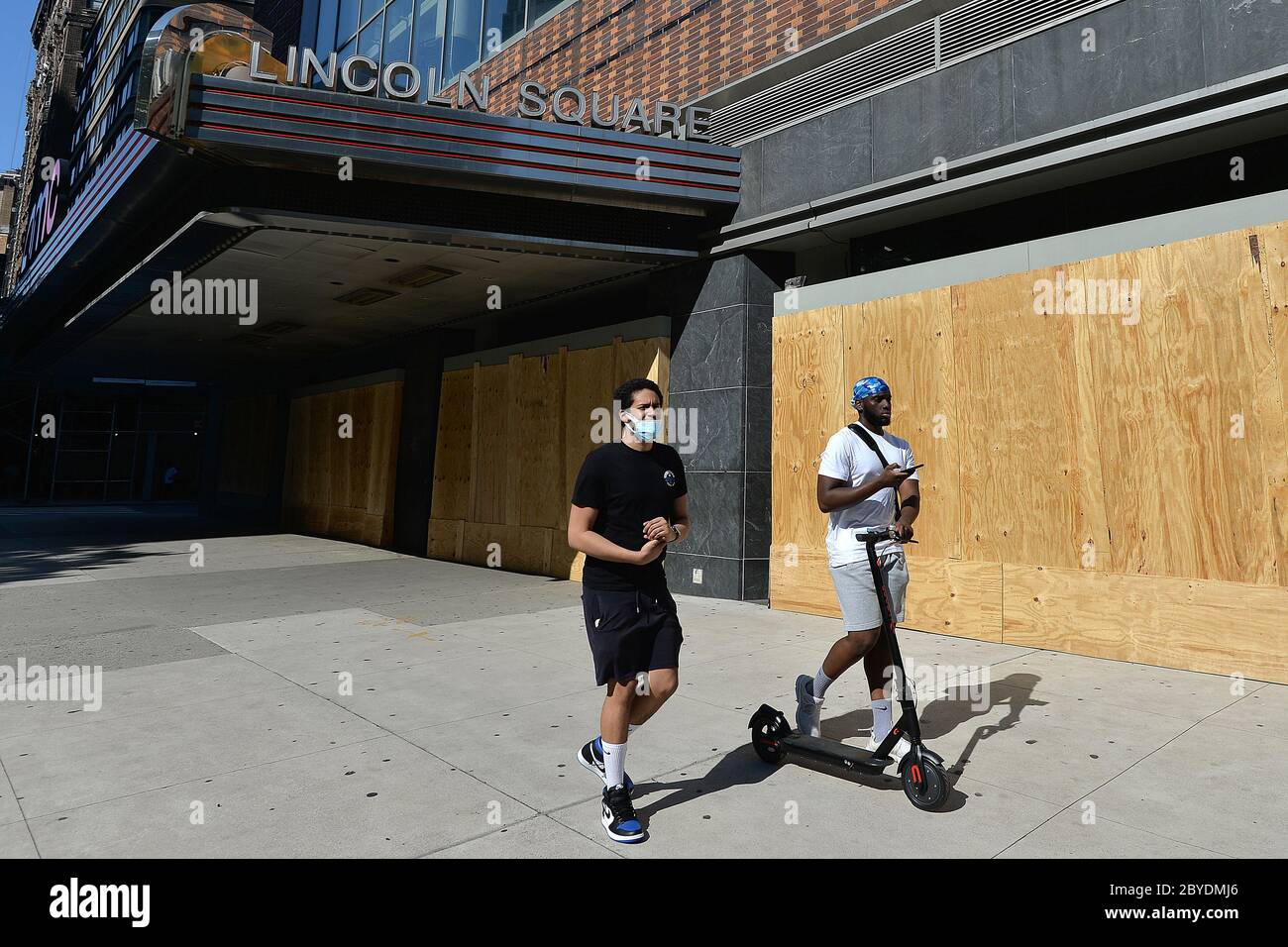 New York, États-Unis. 09e juin 2020. Le cinéma Lincoln Square d'AMC reste fermé alors que New York introduit lentement des phases de réouverture après deux mois et demi de confinement de la COVID-19, le 9 juin 2020. AMC Entertainment Holdings Inc. A enregistré une perte nette de 2.2 milliards de dollars dans son rapport trimestriel à la fin de mars, en raison des effets de la pandémie COVID-19 sur la société et l'économie, puisque les villes des États-Unis ont fermé des salles de cinéma pour arrêter la propagation du coronavirus, le 9 juin 2020. (Anthony Behar/Sipa USA) crédit: SIPA USA/Alay Live News Banque D'Images