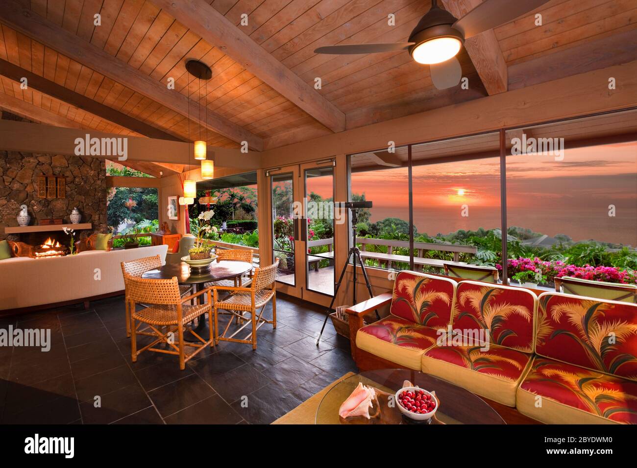 Coin salon et salon (propriété libérée) de maison de luxe à Hawaï au coucher du soleil. Banque D'Images