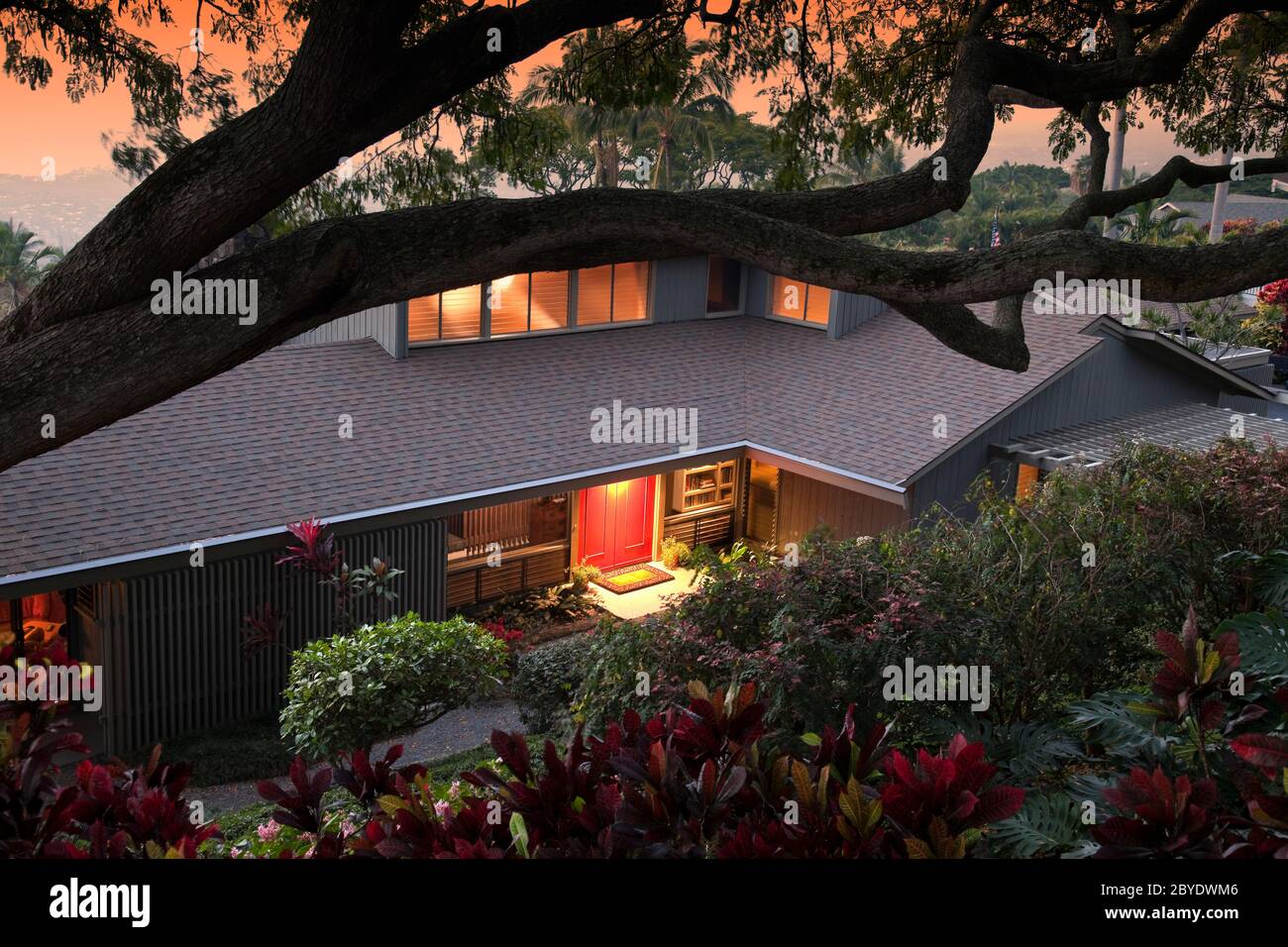 Vue à angle élevé de la propriété a libéré maison de luxe à Hawaï au coucher du soleil. Banque D'Images