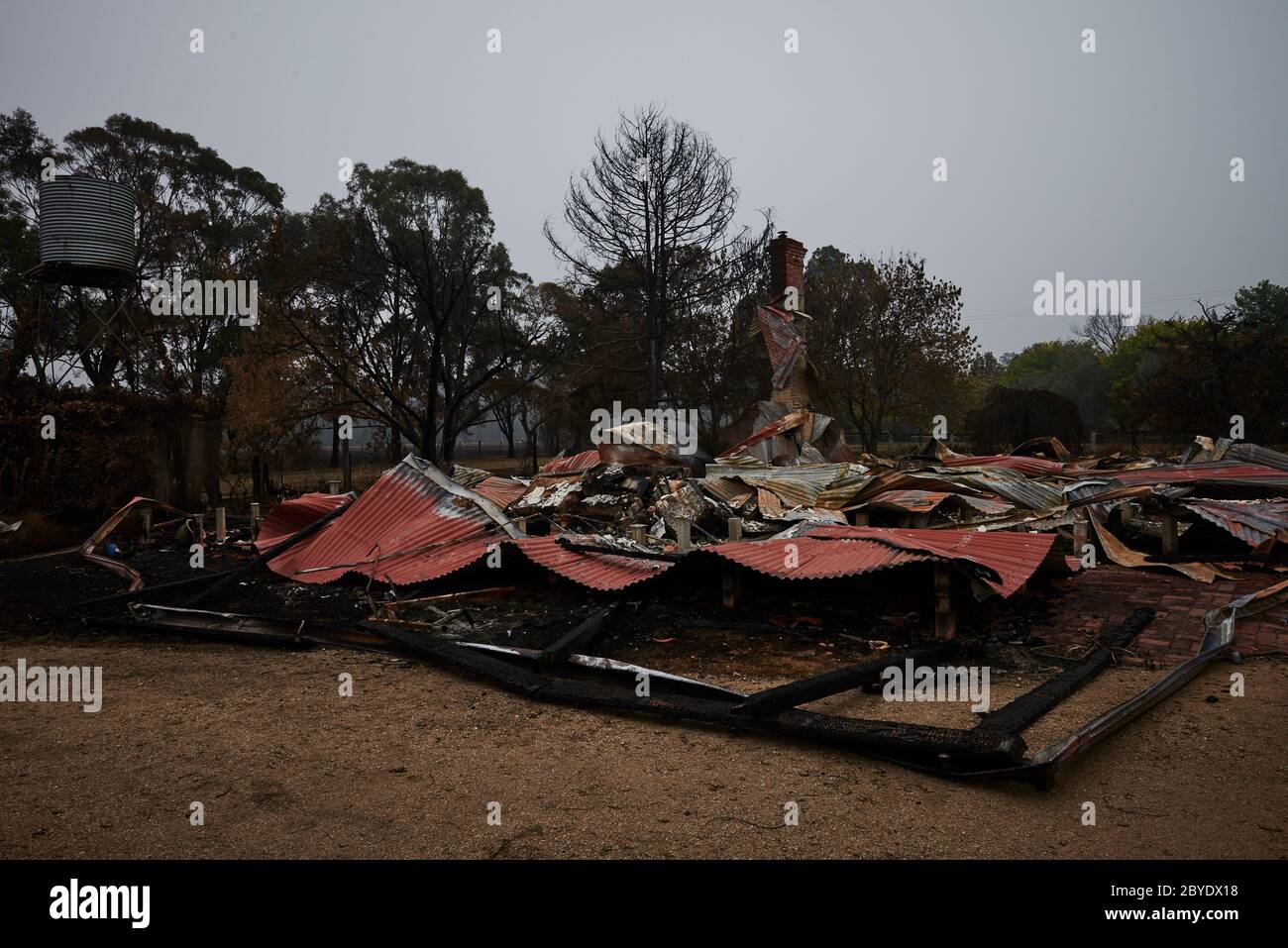 Les restes d'une propriété détruite par les feux de brousse à Sarsfield, Victoria Australie, le mardi 7 janvier 2020. Banque D'Images