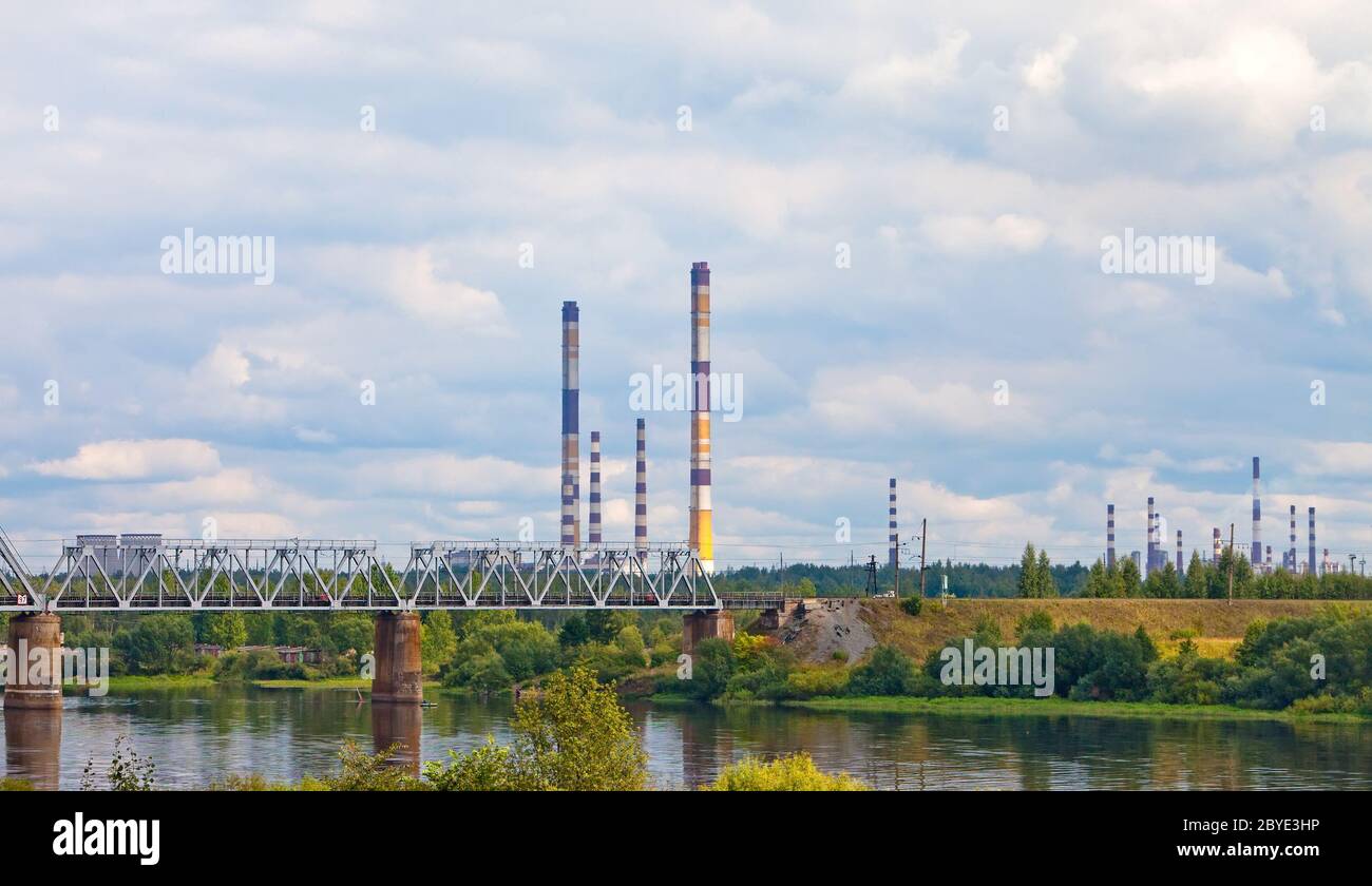 pont ferroviaire à travers la rivière et les tuyaux d'usine Banque D'Images