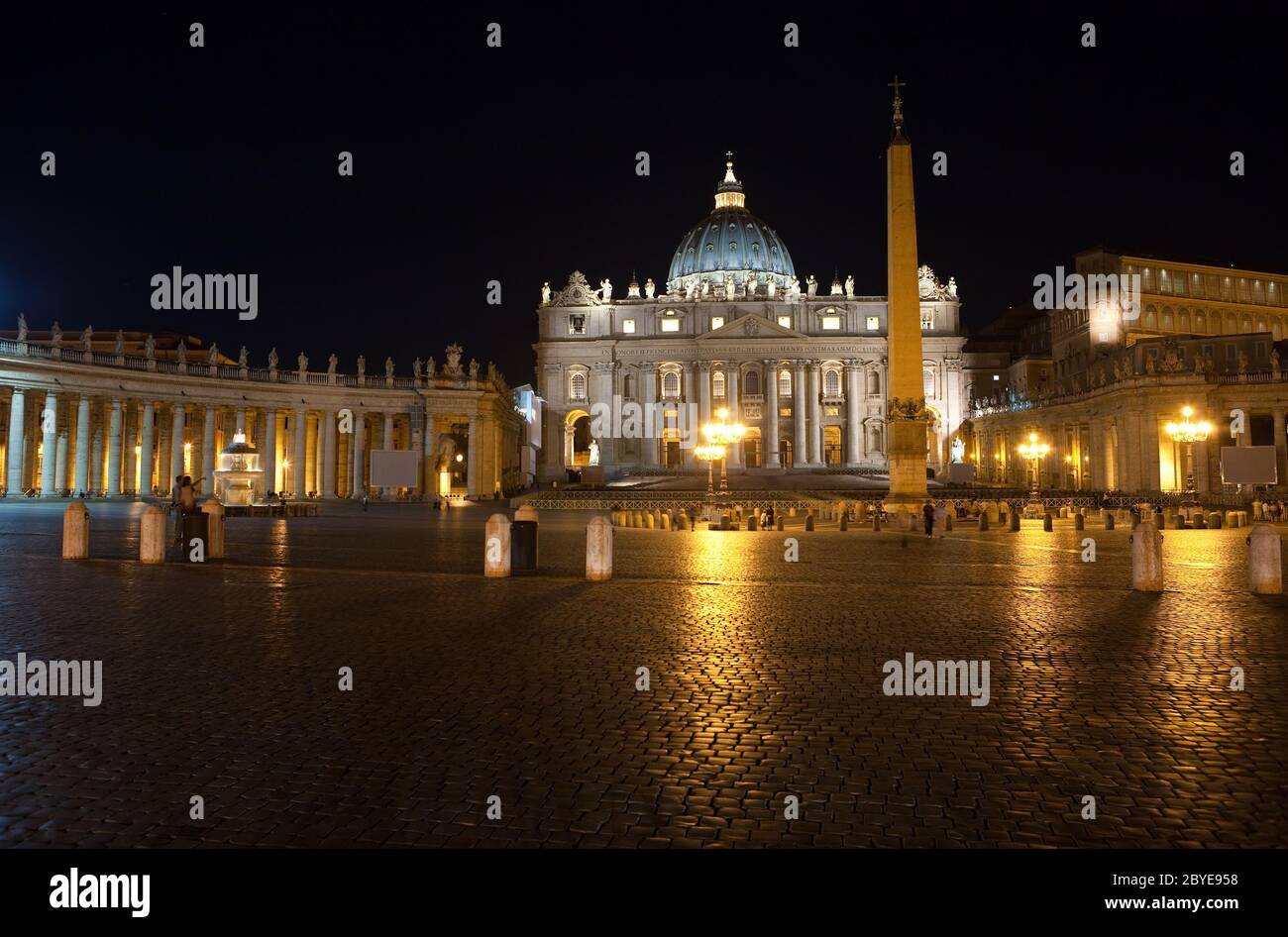 L'Italie. Rome. La cité du Vatican. Saint Peter's Square at nigh Banque D'Images