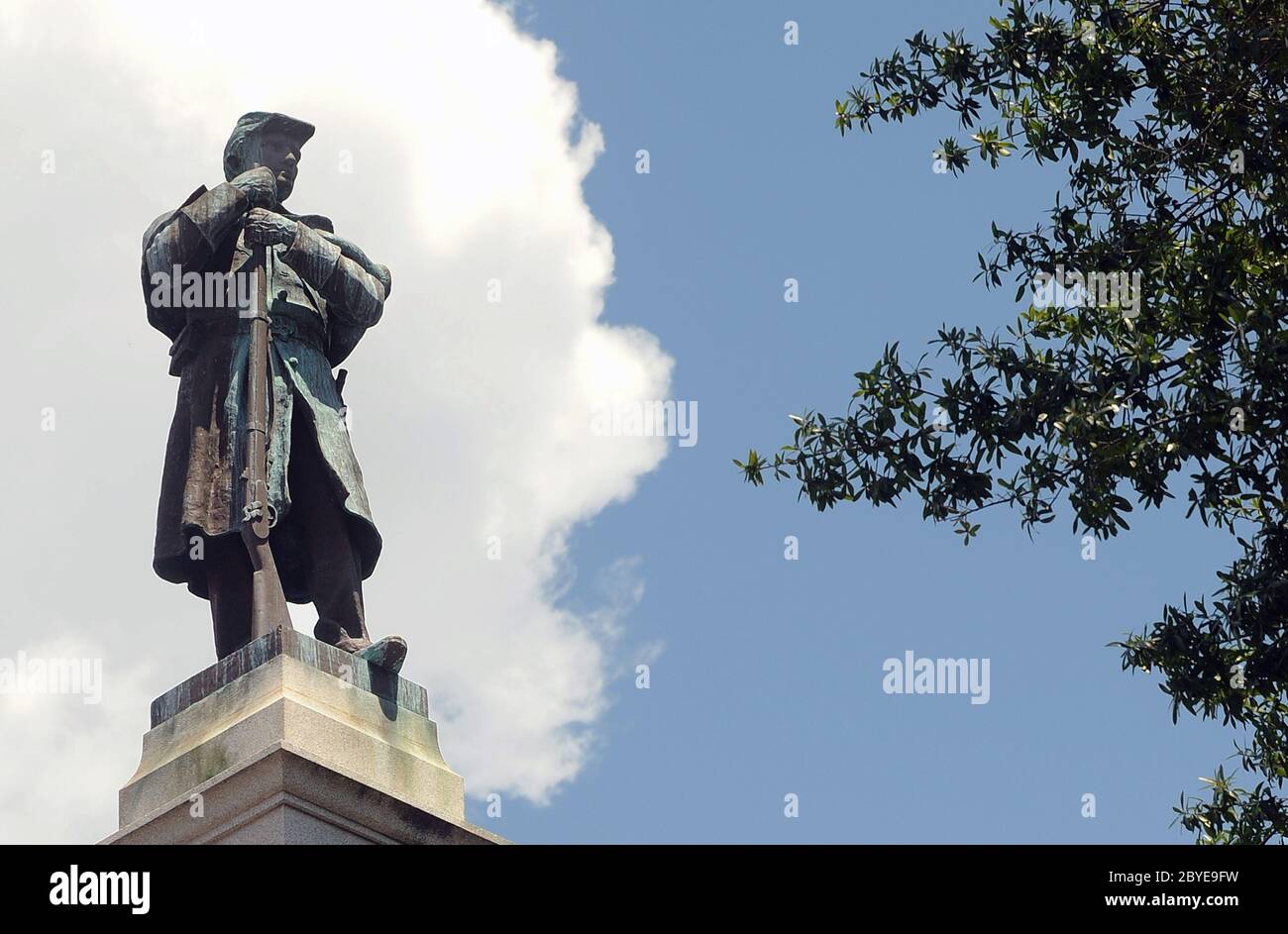 Jacksonville, États-Unis. 19 août 2017. (NOTE DE LA RÉDACTION : IMAGE ARCHIVÉE 19/08/2017)UN monument avec une statue d'un soldat confédéré dans le parc Hemming de Jacksonville. La statue de 1898 a été enlevée par la ville de son piédestal de 62 pieds au début de la matinée du 9 juin 2020. Le retrait inopdé de la statue intervient à la suite de manifestations généralisées à la suite du décès de George Floyd alors qu'il était en garde à vue le 25 mai 2020 à Minneapolis. Crédit : SOPA Images Limited/Alamy Live News Banque D'Images