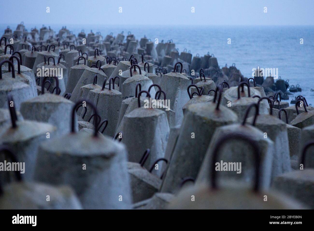 Kolobrzeg, Pologne. 18 mai 2020. Des centaines de tétrapodes vus le long du port de Kolobrzeg.une des plus anciennes villes de Pologne, Kolobrzeg est situé dans le Parseta, dans la partie centrale de la côte Baltique polonaise. C'est le port d'attache de Polferrys (société polonaise de navigation Baltique), l'un des opérateurs de ferry les plus actifs de la région Baltique. Crédit: Karol Serewis/SOPA Images/ZUMA Wire/Alay Live News Banque D'Images