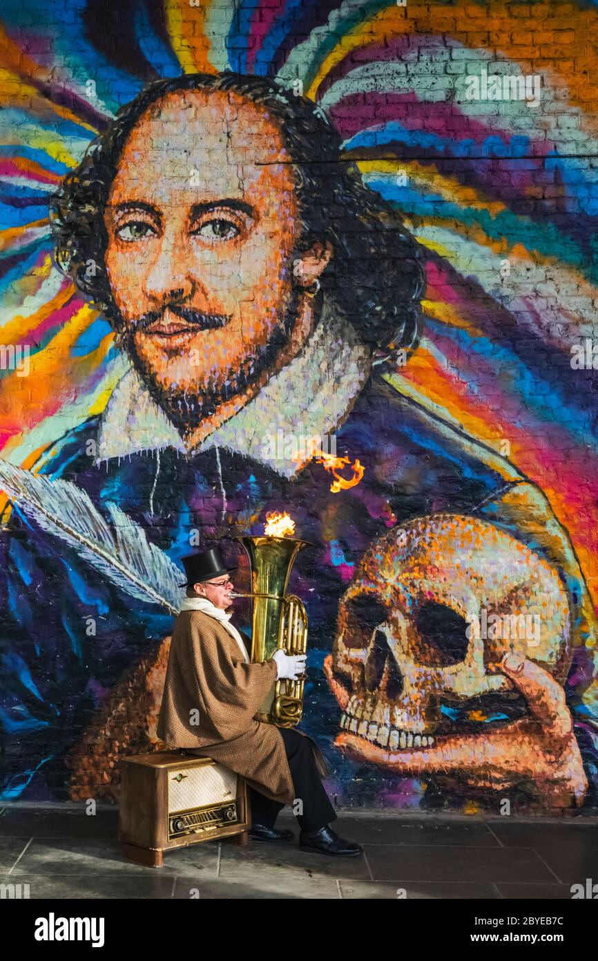 Angleterre, Londres, Southwark, Clink Street, Busker jouant Tuba en face de Shakespeare Wall Art Banque D'Images