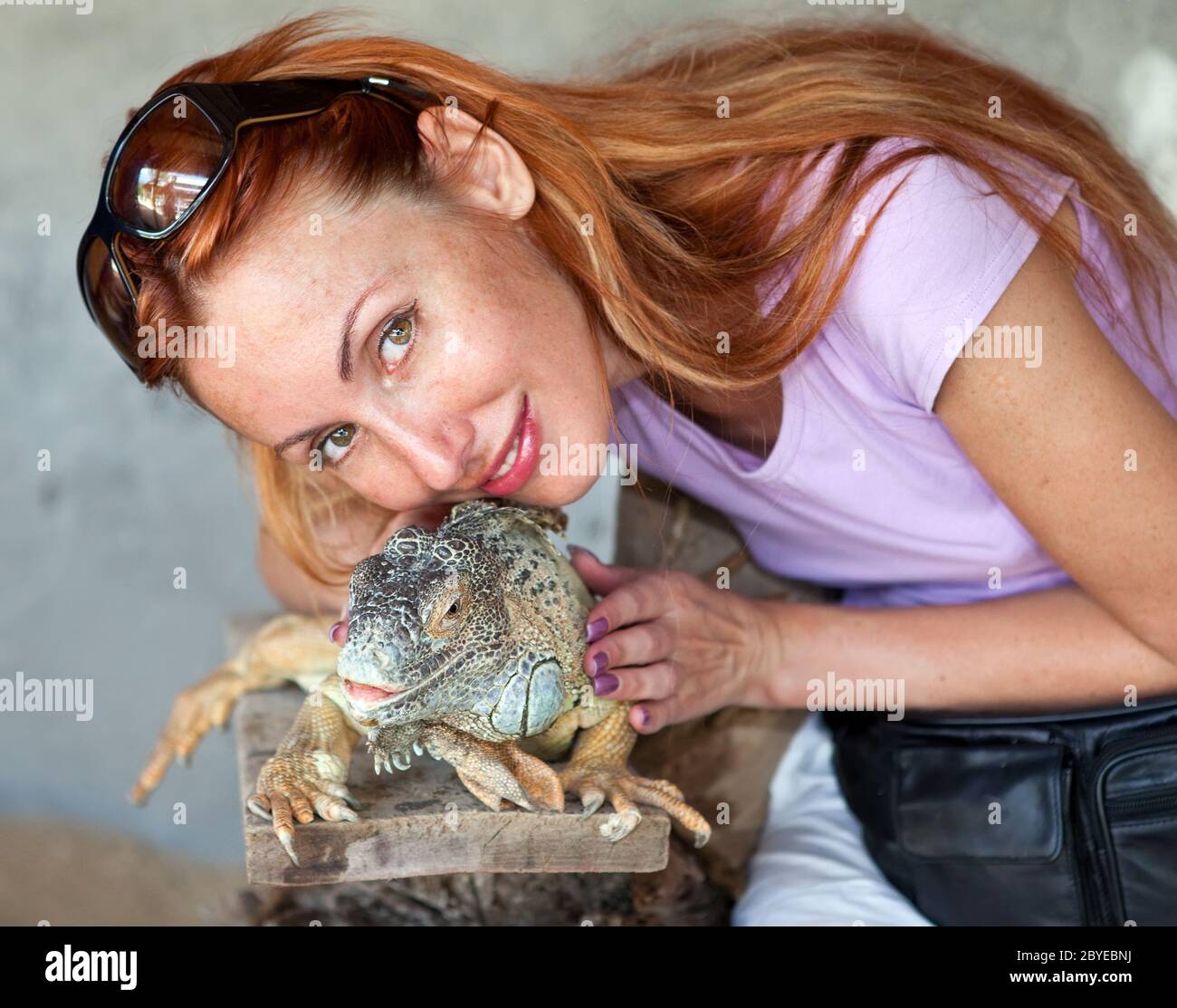 Portrait de la fille avec l'Iguana Banque D'Images