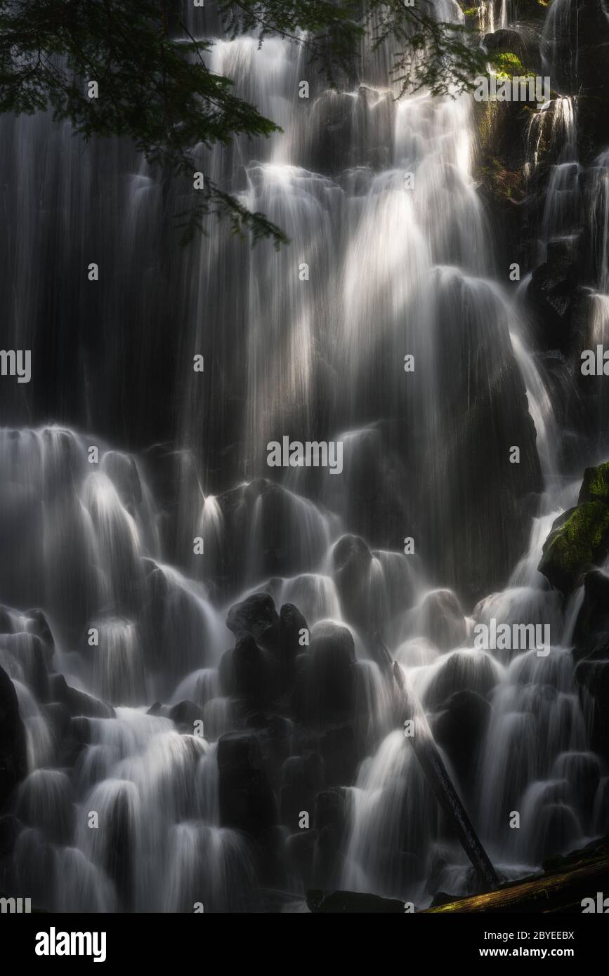 Plan abstrait de chutes d'eau texture frappant des roches. Ramona Falls, Oregon, États-Unis Banque D'Images