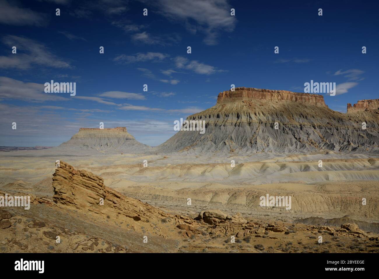 Des dunes étonnantes et une énorme butte de roche à Factory Butte, Hanksville, Utah. Banque D'Images