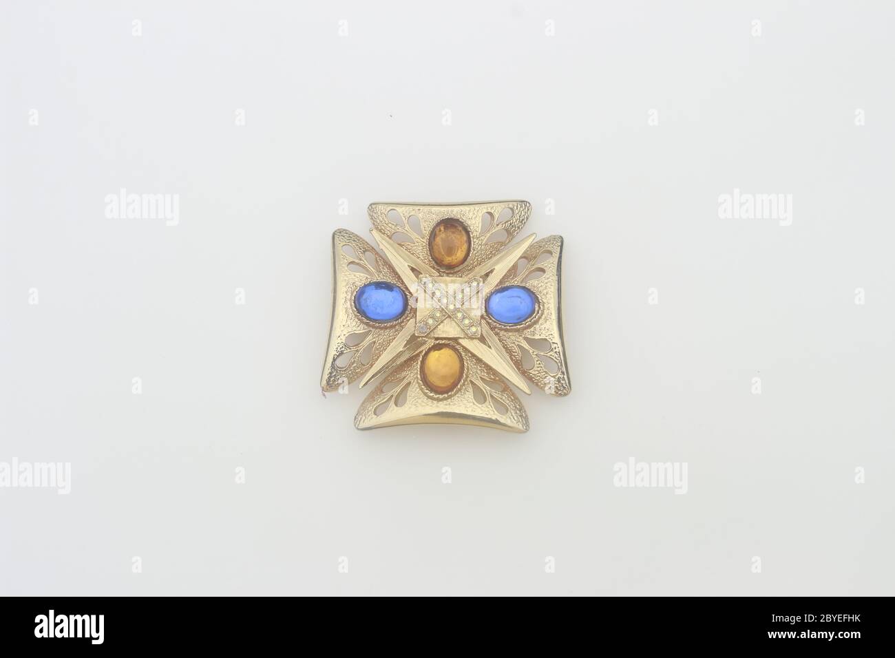 Broche de la Croix maltaise, or, bleu et topaze, verre, cachochons, bijoux  fantaisie vintage Photo Stock - Alamy