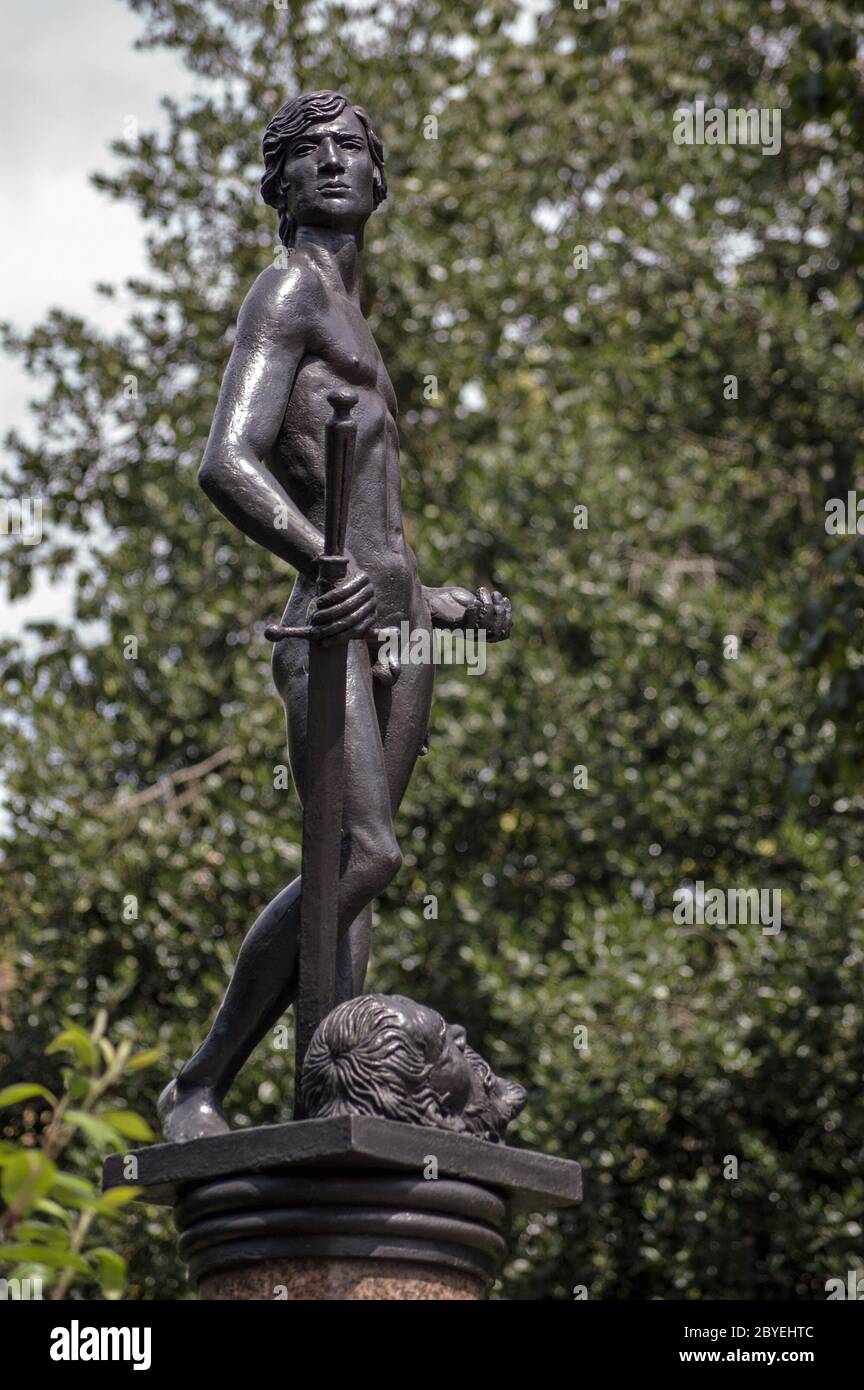 Statue du monument du corps de canon à machines de la première Guerre mondiale du Royaume-Uni. Le garçon David tenant une grande épée se tient au-dessus de la tête de Goliath. Chelsea Embankme Banque D'Images