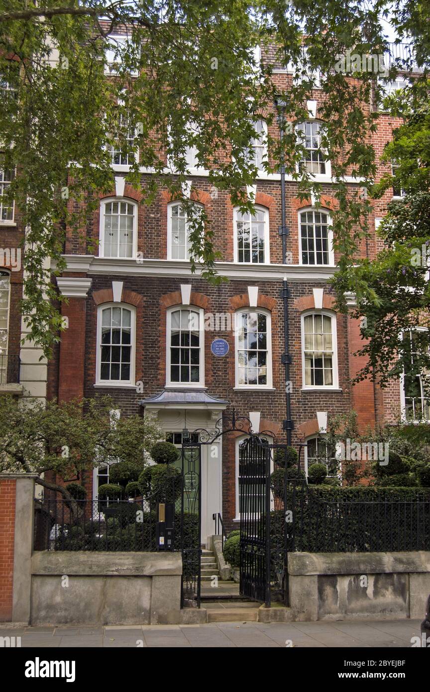 Le romancier connu sous le nom de George Eliot (Mary Ann Cross nee Evans) (1819 - 1880) vivait dans cette maison géorgienne à Chelsea, Londres. Banque D'Images