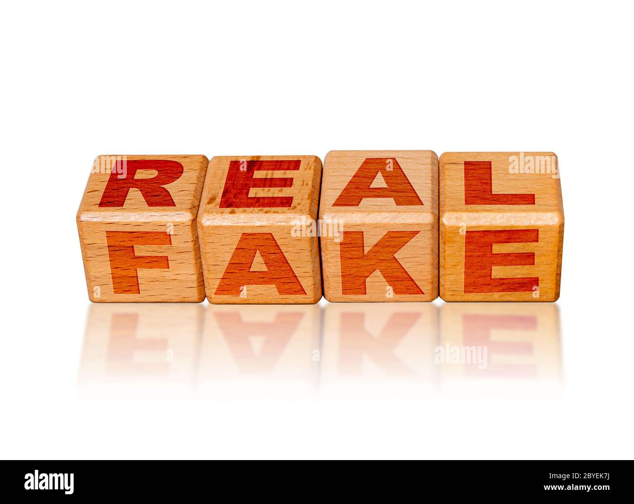Concept réel contre faux avec des cubes en bois isolés sur fond blanc réfléchissant. Banque D'Images