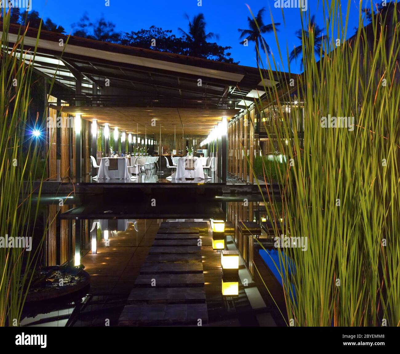 Tables sur une terrasse ouverte au milieu du natur tropical Banque D'Images