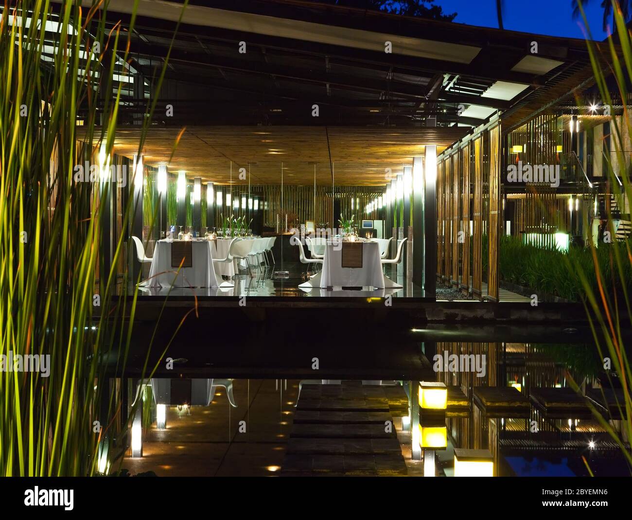 Tables sur une terrasse ouverte au milieu du natur tropical Banque D'Images