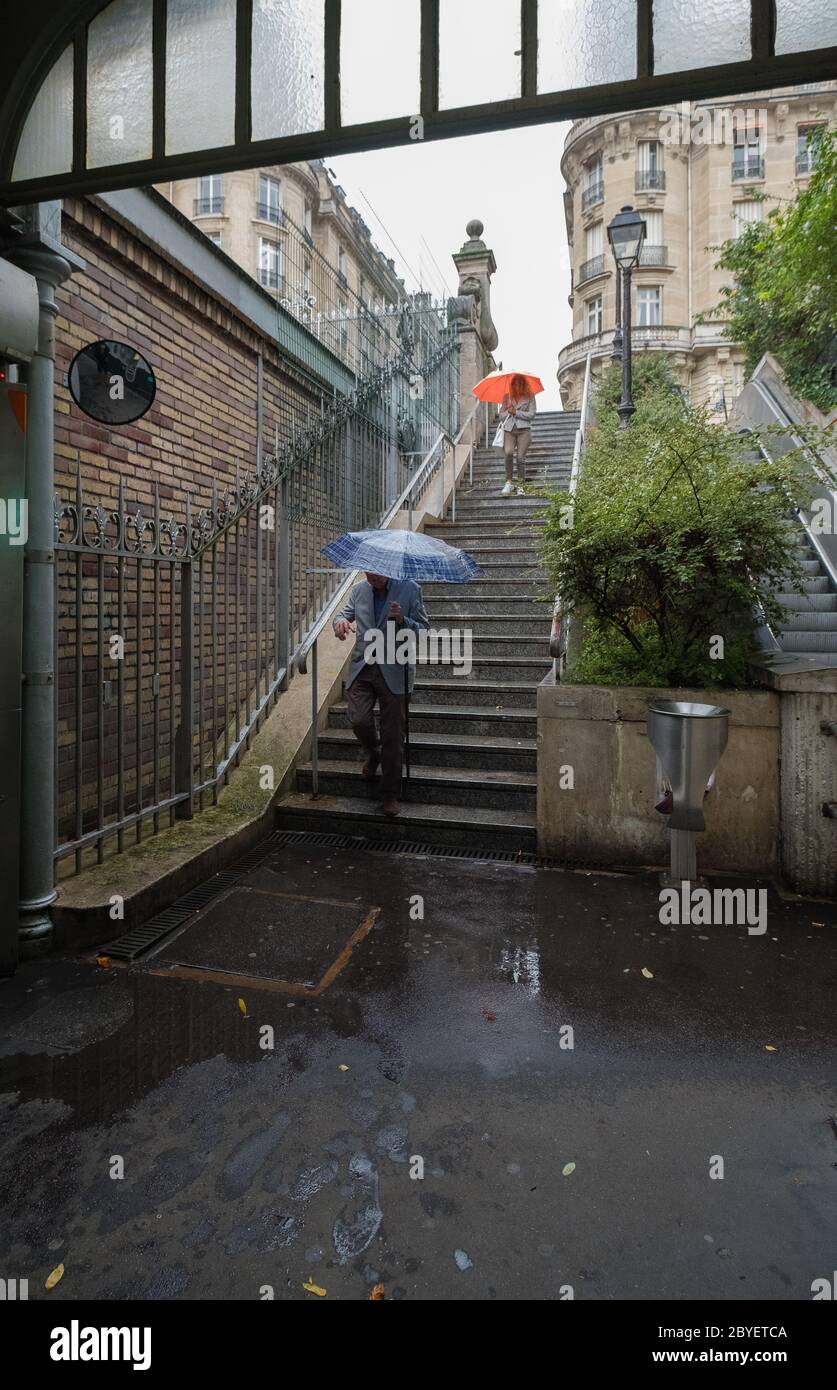 Les voyageurs de métro de jour de pluie avec des parapluies à Paris Banque D'Images