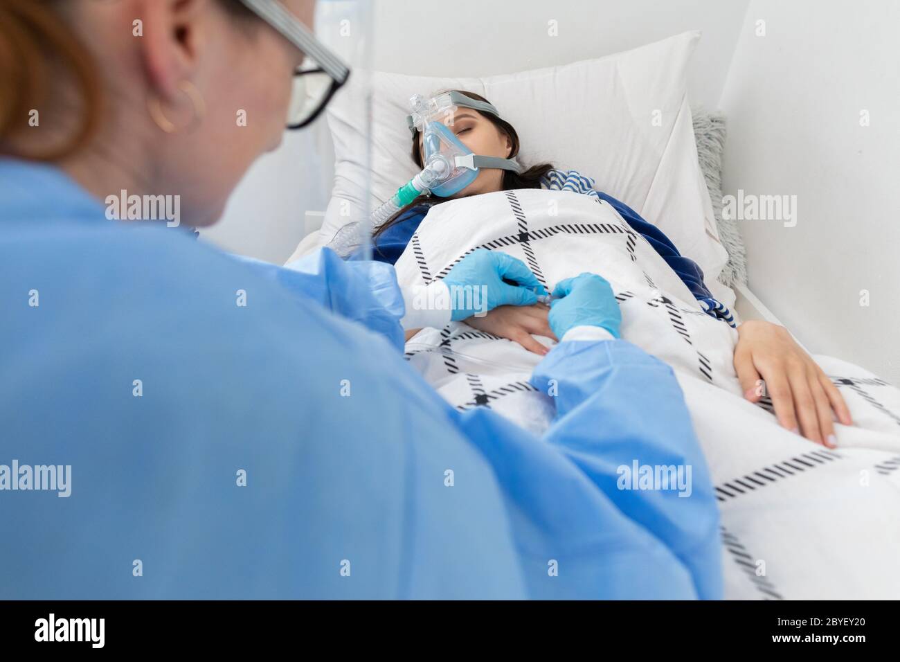 Le médecin change le pansement. Un jeune adolescent est couché à l'hôpital.  Une fille gravement malade se trouve dans la salle des maladies  infectieuses Photo Stock - Alamy