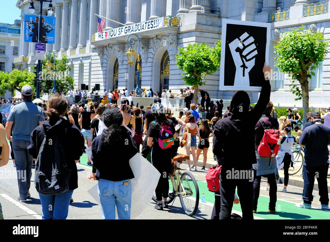 « agenouiller la justice 4 » à l’hôtel de ville de San Francisco (Californie) ; manifestation pacifique, mémorial et célébration de la vie de George Floyd le 9 2020 juin. Banque D'Images