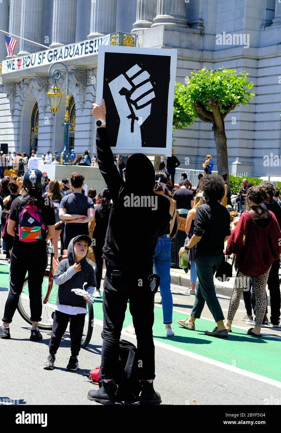 Garçon regardant une affiche de poing levé au mémorial de San Francisco, en Californie, et protestant pour la mort de George Floyd juin 9 2020; logique. Banque D'Images