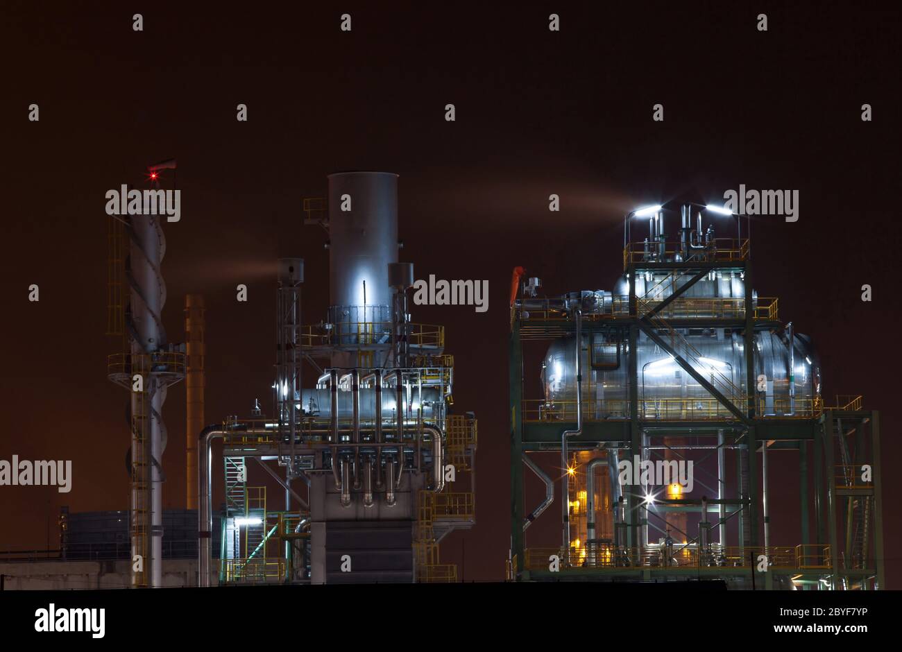 Raffinerie pétrochimique usine avec réservoir de stockage Banque D'Images