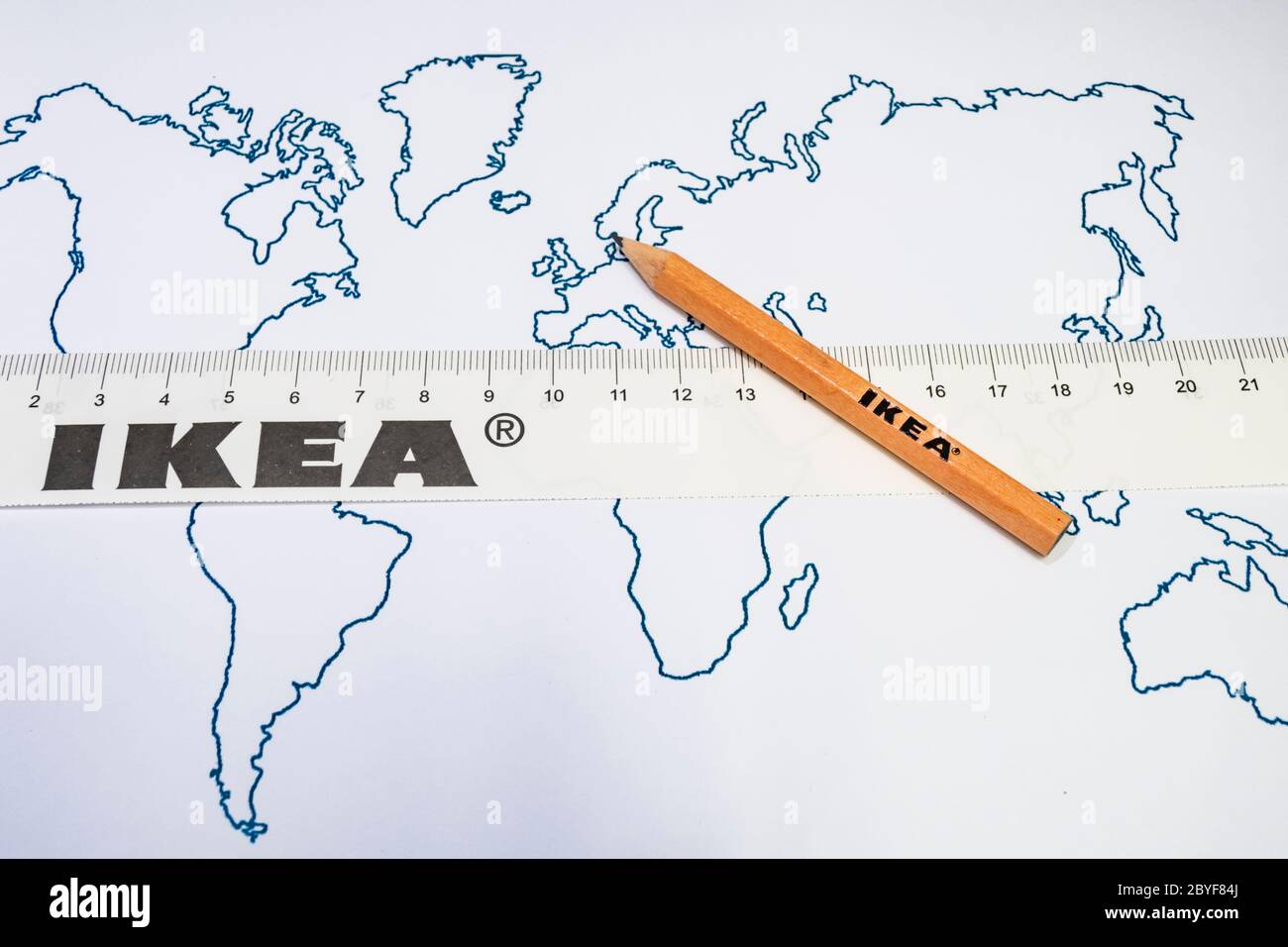 Crayon Ikea et ruban à mesurer sur un fond blanc, fondée en Suède en 1943  Photo Stock - Alamy