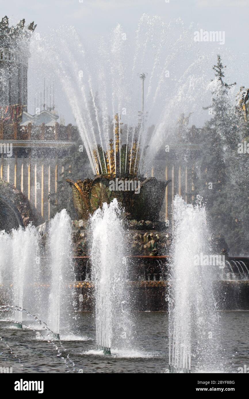 Belle fontaine à Moscou à l'exposition Banque D'Images