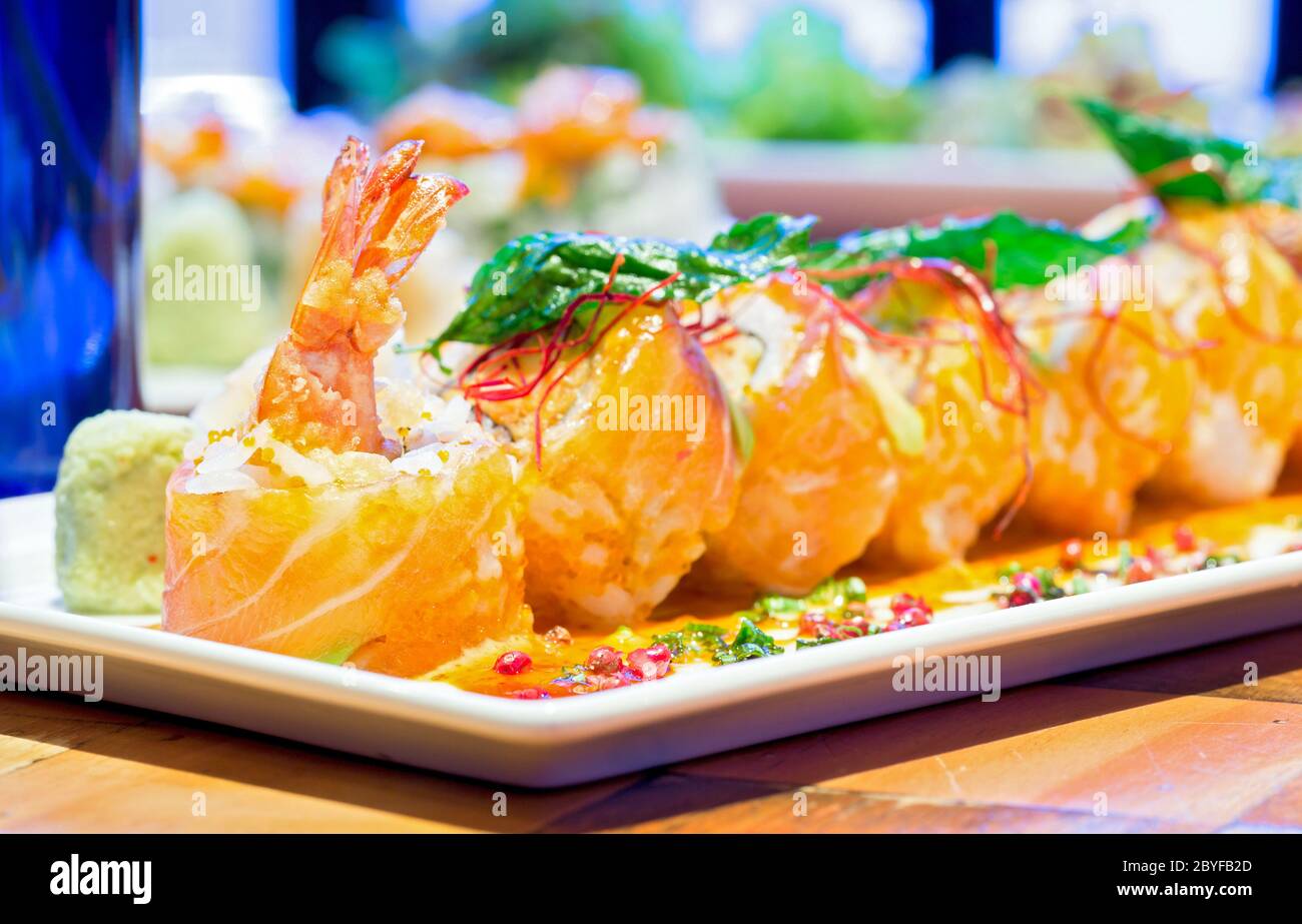 Rouleau de saumon avec crevettes Banque D'Images