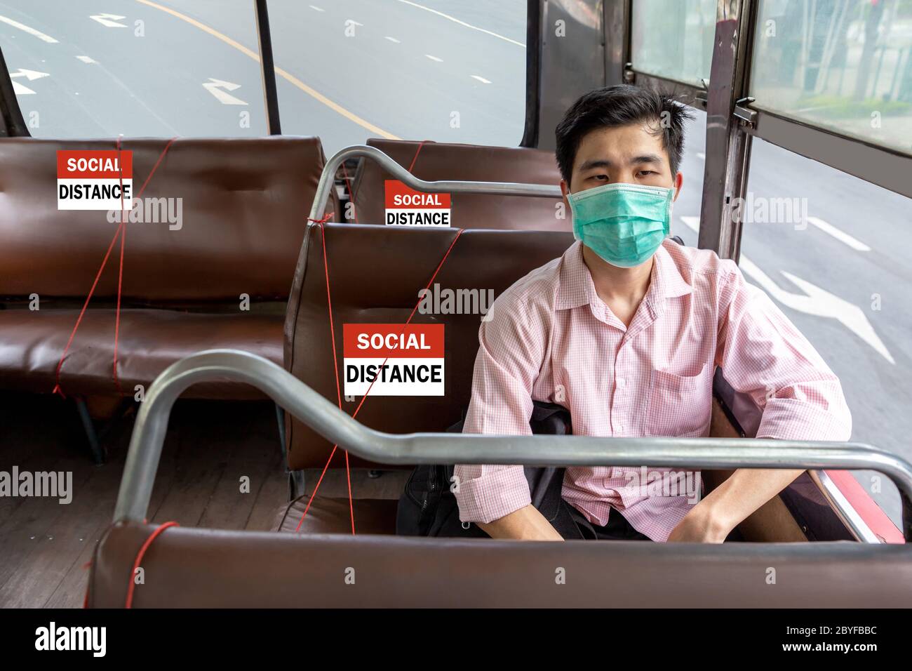 Homme asiatique porter un masque de protection faire social distancer pour la navette pendant CoVID-19. Nouveau style de vie normal de comportement quotidien après l'épidémie de Covid-19 Banque D'Images