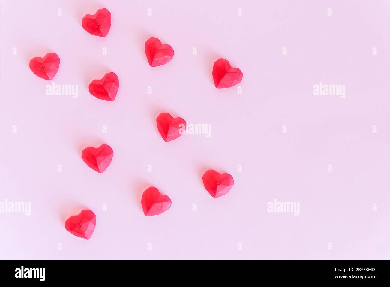 Arrière-plan rose pour le motif de la Saint-Valentin. Coeurs rouges décoratifs. Vue de dessus. Concept de la Saint-Valentin.cadre en forme de coeur charmant pour votre conception Banque D'Images