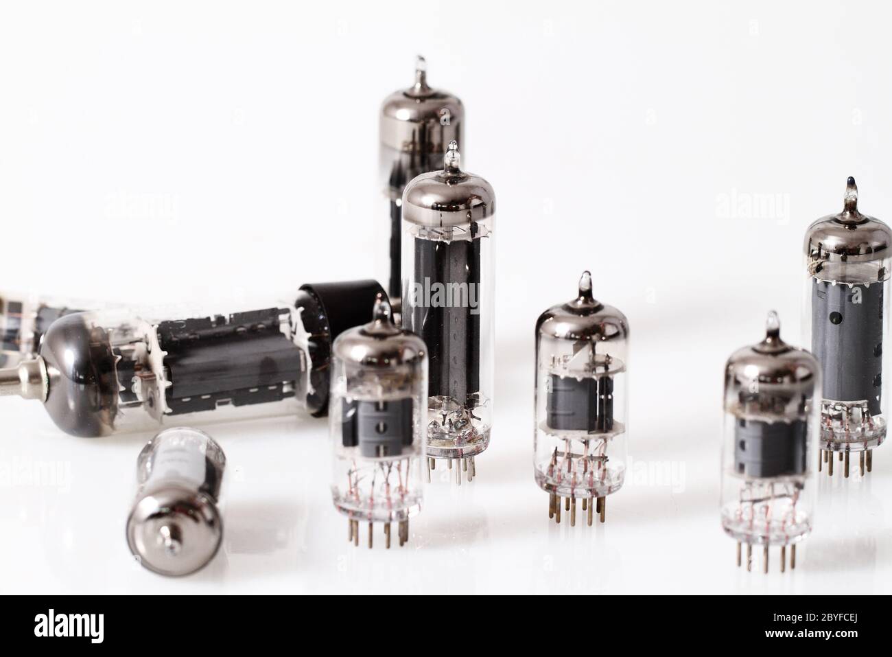 Tubes à vide en verre radio. Image isolé sur fond blanc Banque D'Images