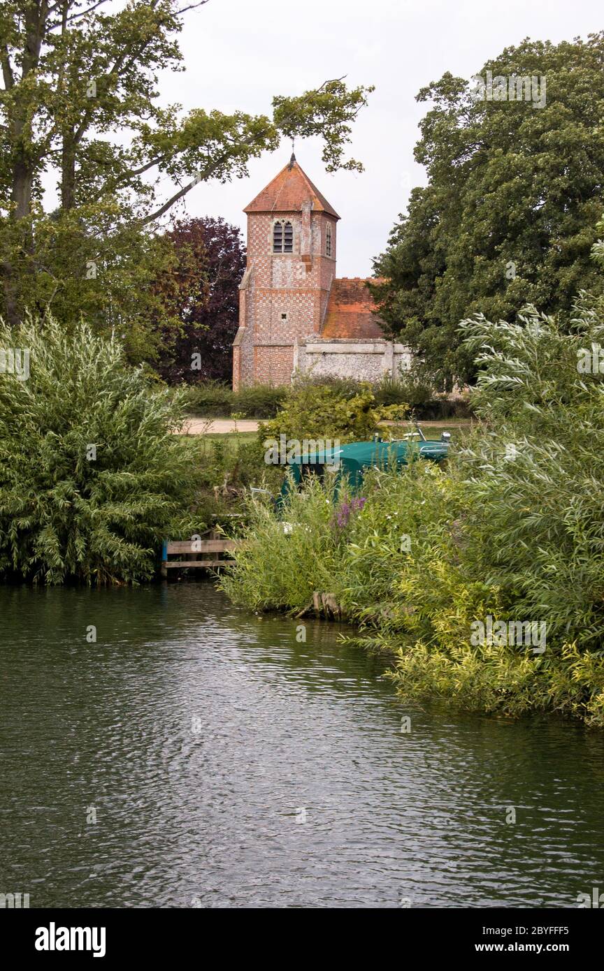 Vue depuis la Tamise de l'église de St Margaret à Mapledurham dans l'Oxfordshire près de Reading. Banque D'Images