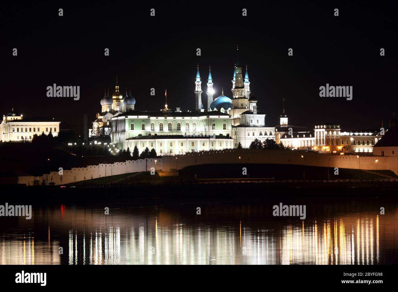 vue nocturne sur le kremlin de kazan avec réflexion dans la rivière Banque D'Images