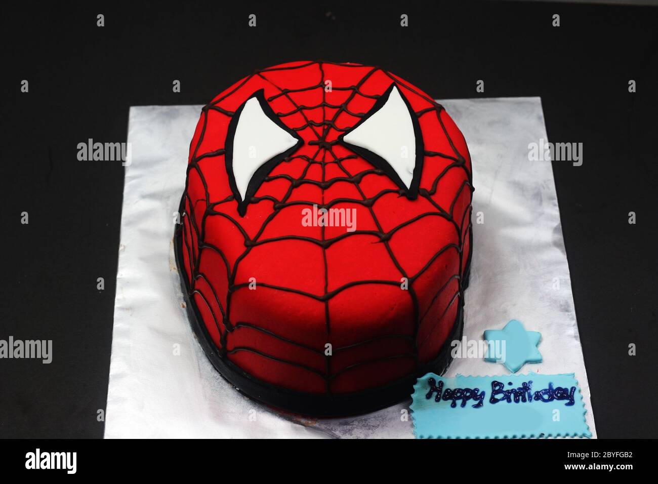 Sabah, Malaisie-Mars 8 2020 : l'art de gâteau fondant inspiré par Spiderman avec fond noir. Banque D'Images