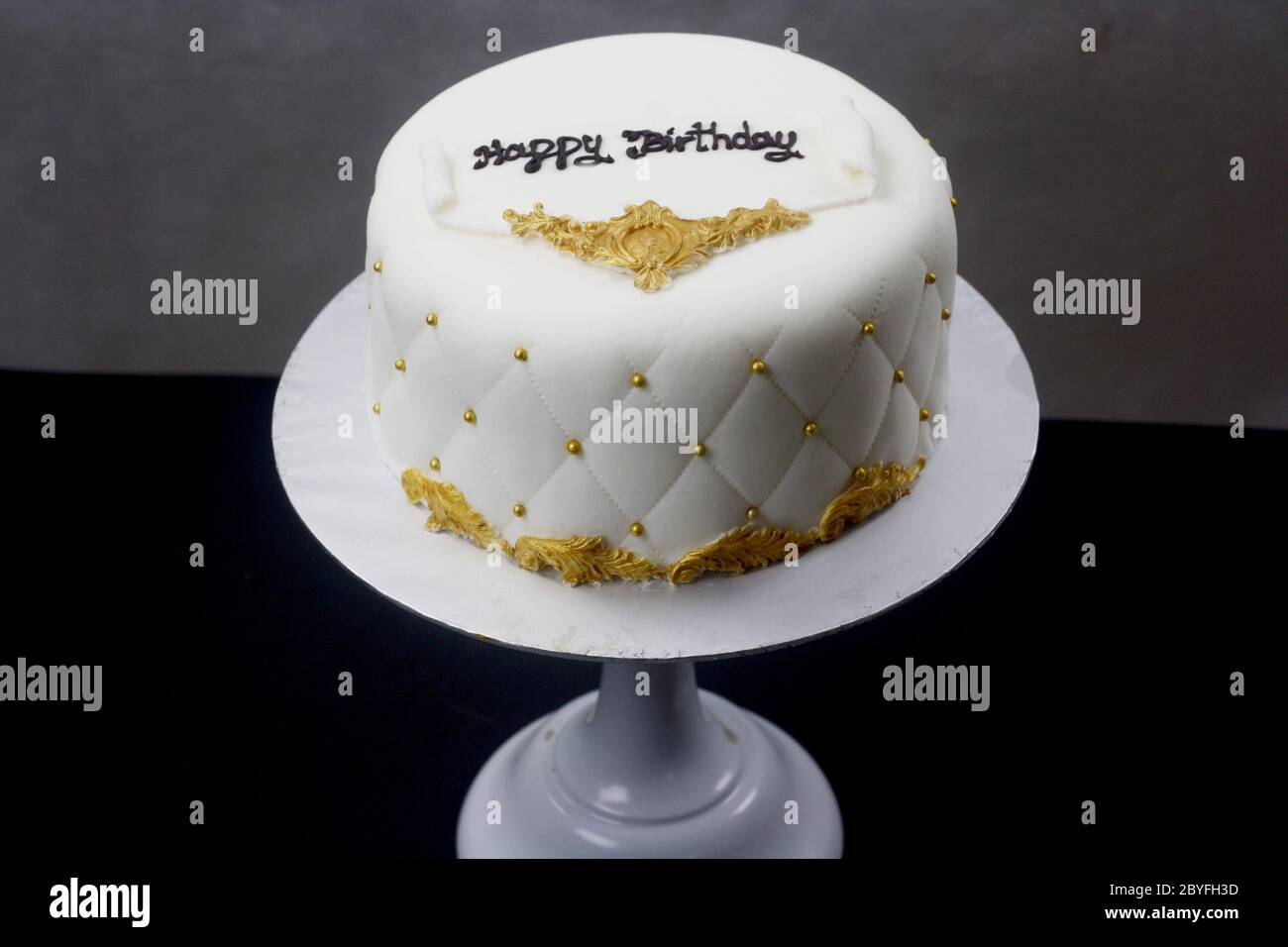 Gateau Blanc Et Or Vintage De Luxe Photo Stock Alamy