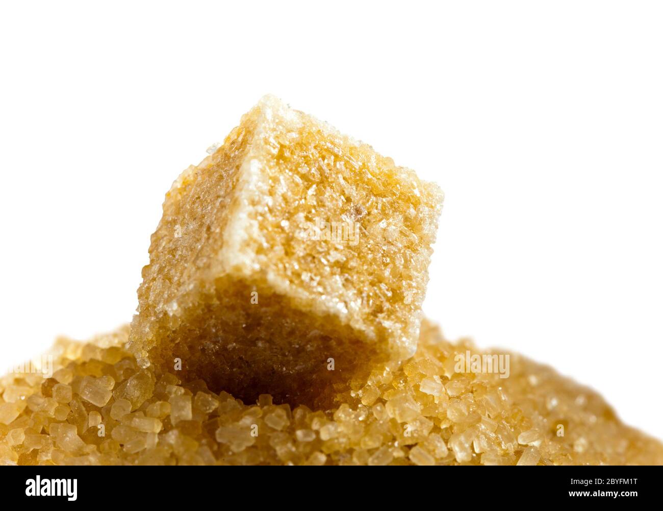 Cube de sucre sur un tas de sucre granulé Banque D'Images