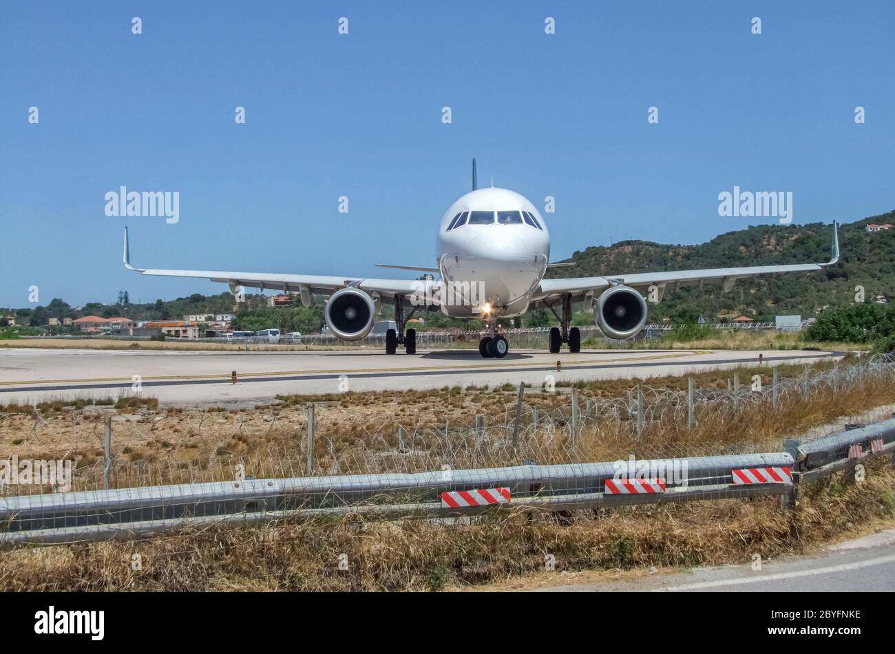 Aéroport avec avion à Skiathos, une des îles grecques Sporades Banque D'Images