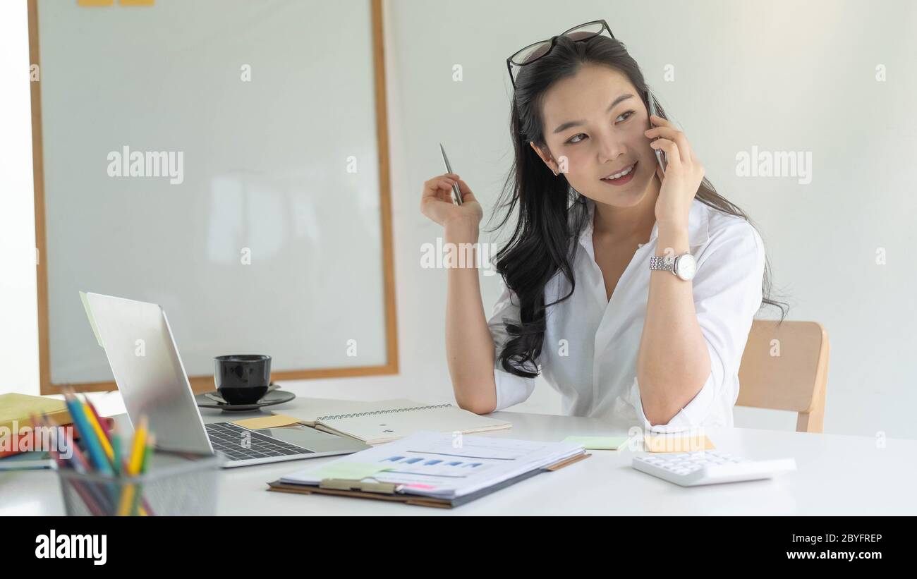 femme entrepreneur assis dans un espace de travail portable pendant le conseil d'appel Banque D'Images